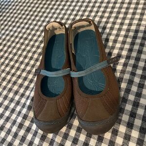 New J41 Adventure On Brown Mary Jane Flats w/ Blue Strap Walking Shoe, size 7.5